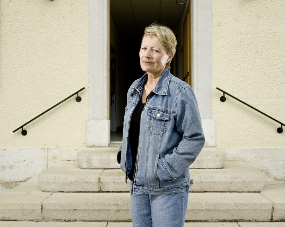 Barbara Traber devant la mairie de Longeau, près de Bienne, d’où est originaire la famille Renfer.