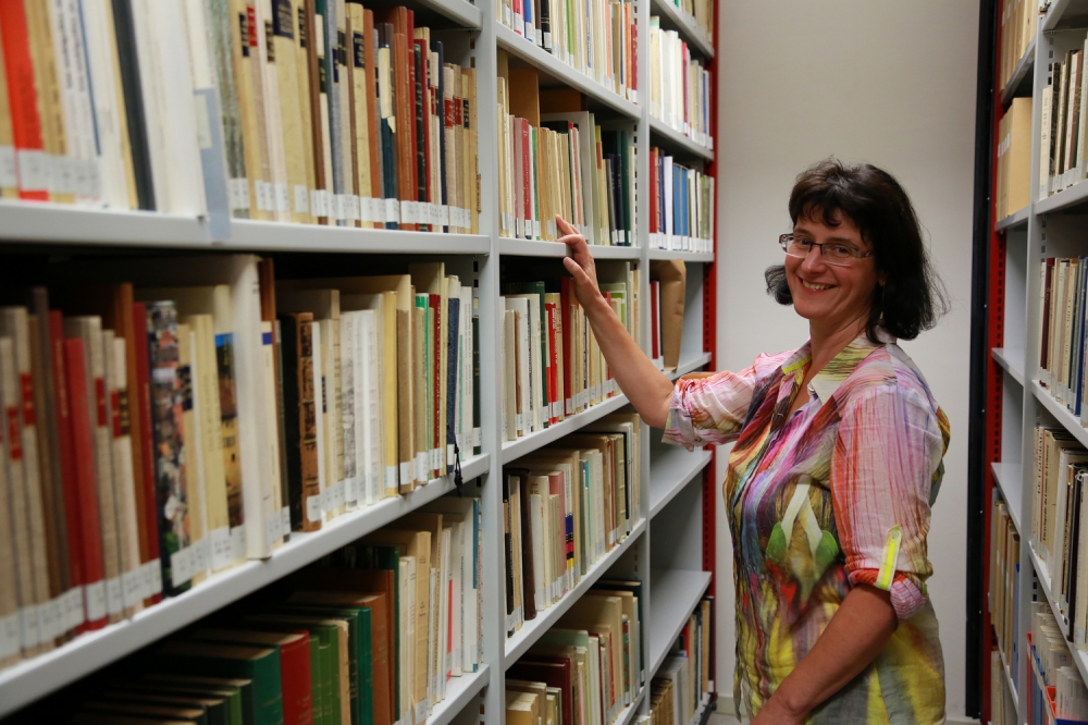 Géraldine Rérat-Oeuvray, dans les riches rayons de la Bibliothèque cantonale jurassienne, à Porrentruy, le 14 août 2014.