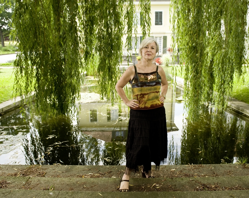 Marie-José Broggi, le 14 juillet 2009, sous la tonnelle, devant les bureaux du Service de l’économie rurale de Courtemelon qui a succédé à l’Ecole cantonale d’agriculture de Porrentruy à laquelle fut lié Werner Renfer.