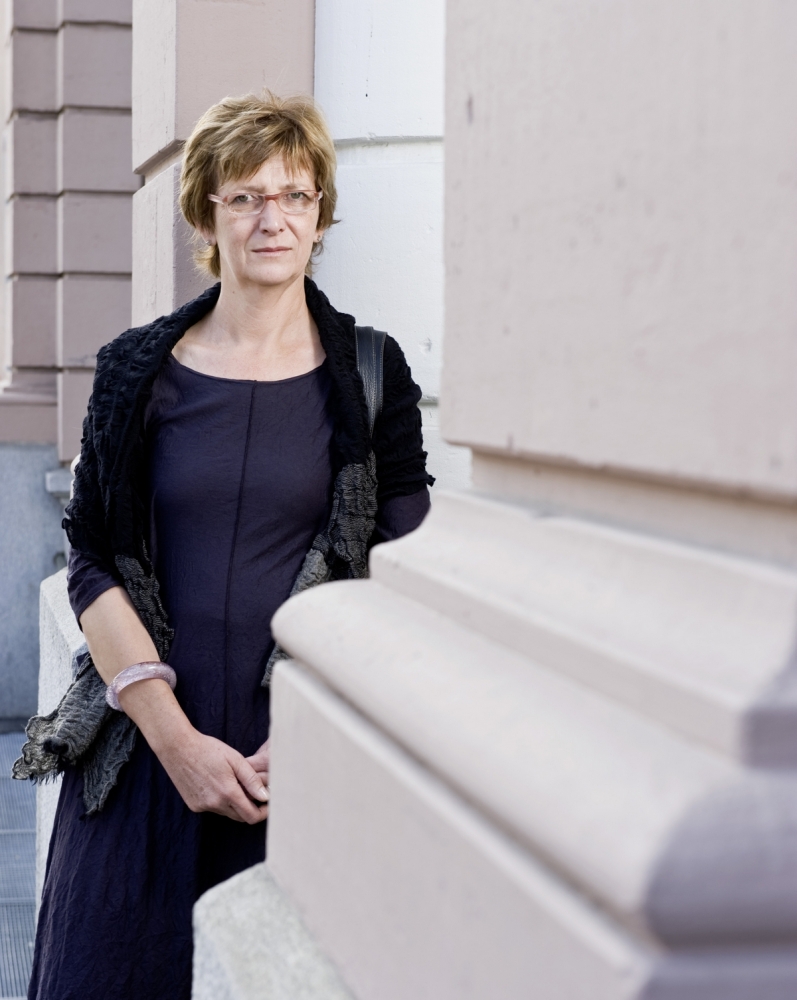 Catherine Krüttli devant l’imprimerie La Fusion, à La Chaux-de-Fonds, où W. Renfer et A.-F. Duplain ont fait paraître Profils en 1927 (24 juillet 2009).